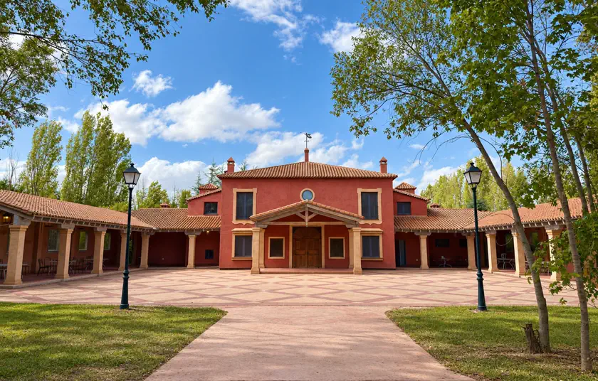 La fachada principal del hotel, con la plaza delantera