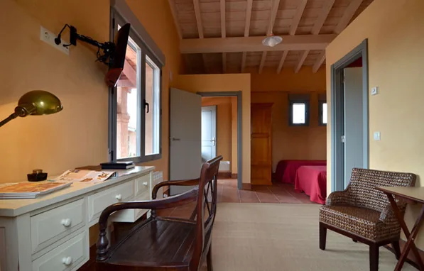 Dormitorio de Las Casas con escritorio y techo de madera