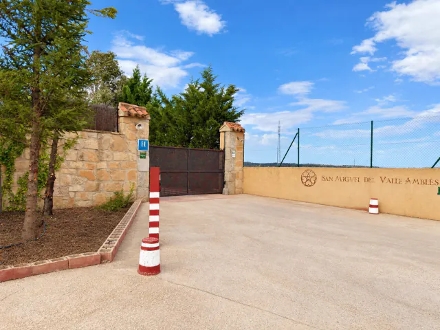 El acceso al recinto, con el muro y la verja