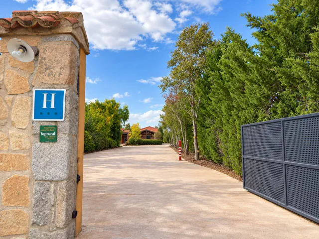 La señal de acceso del hotel, junto al camino