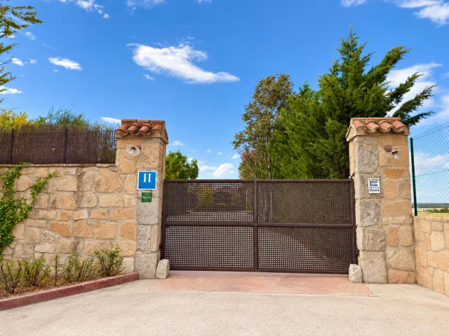 La entrada principal del recinto, entre pilares de piedra