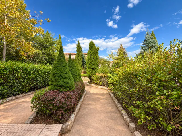 El sendero del jardín, entre parterres