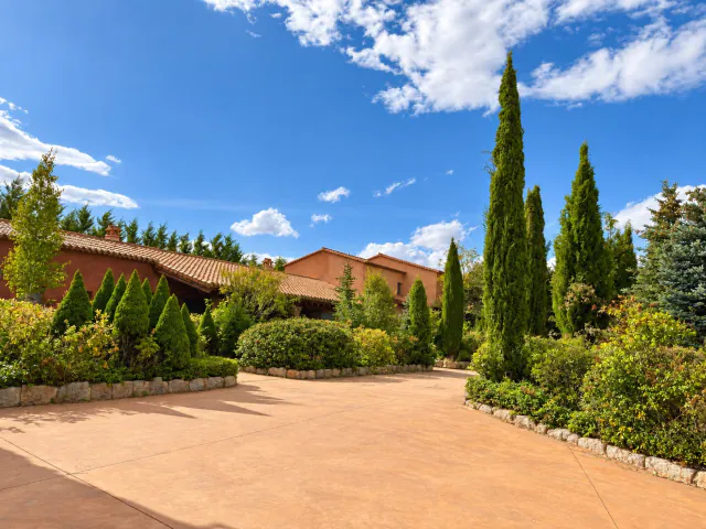 Los jardines del recinto, con el edificio al fondo