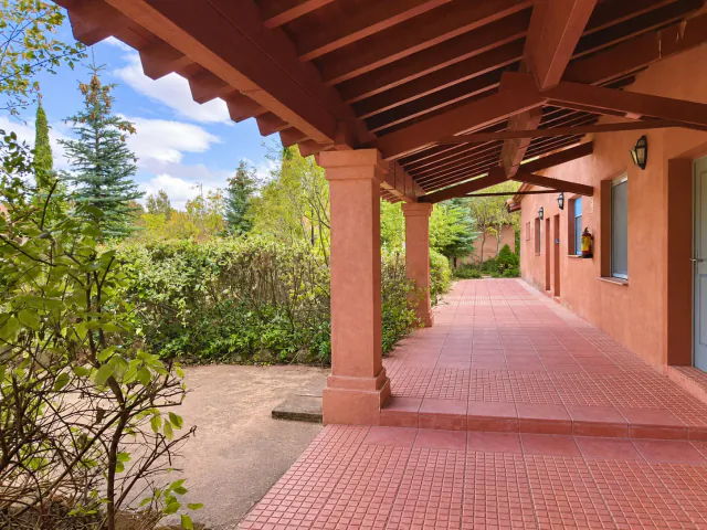 El porche de columnas de la casa principal, con las vigas de madera