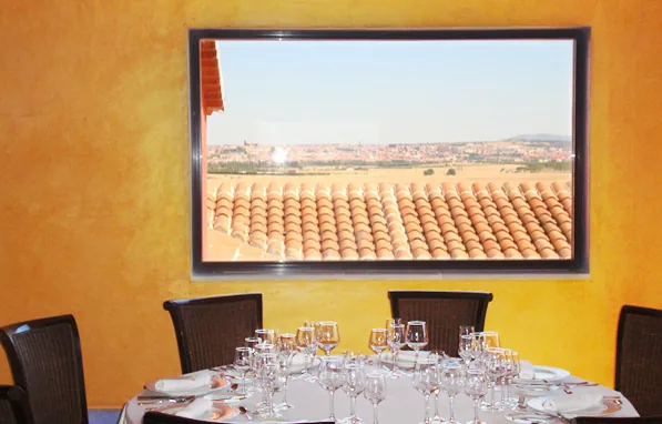 Comedor del hotel con techo de madera y vistas al valle
