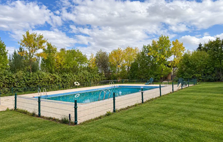 Piscina exterior del hotel