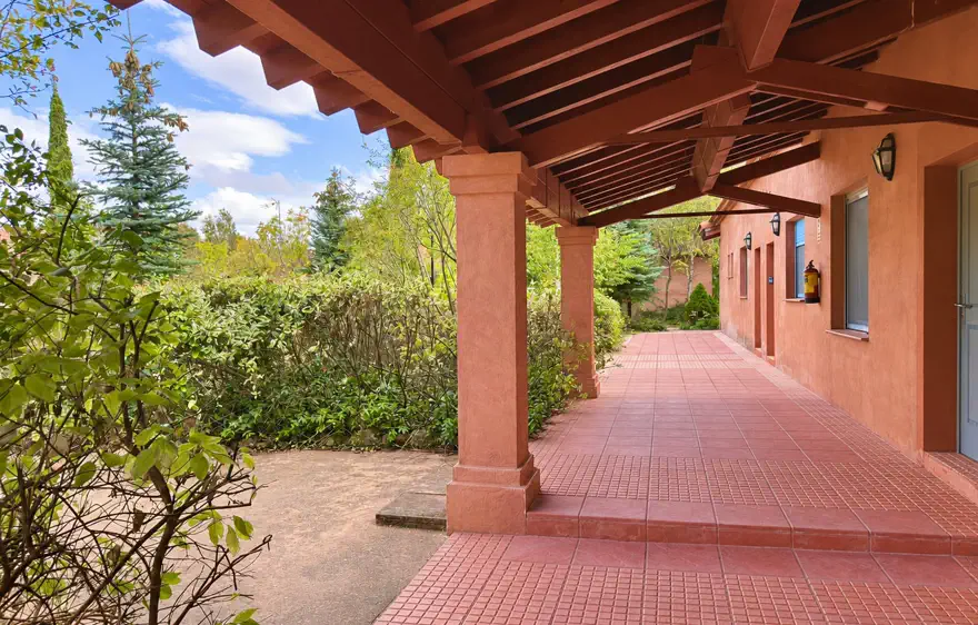 Porche de columnas del hotel, junto a los jardines