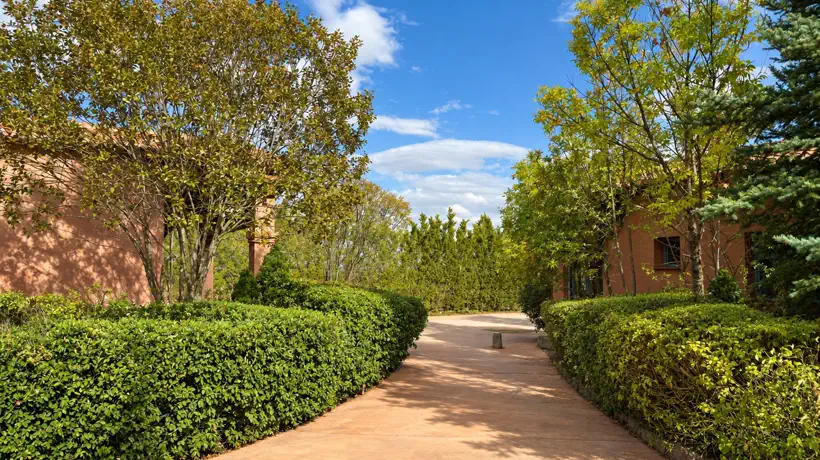 Caminos interiores del hotel, entre las casas y los jardines